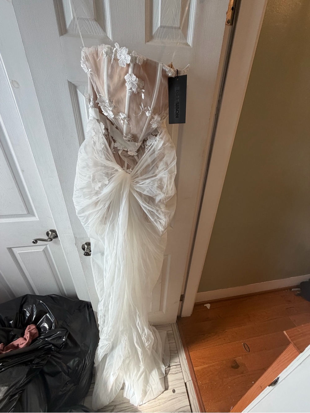 Elegant White Lace Appliqué Tulle Evening Gown